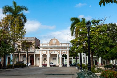 Cienfuegos, Küba 'nın mimarisi. Geleneksel koloni tarzı renkli binalar.