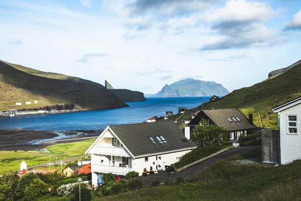 Típicas Casas Con Techo Hierba Montañas Verdes Isla Vagar Islas — Foto de Stock