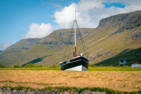 Typical Grass Roof Houses Green Mountains Vagar Island Faroe Islands — Stock Photo, Image