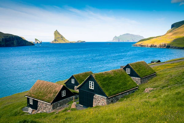 Típicas Casas Con Techo Hierba Montañas Verdes Isla Vagar Islas —  Fotos de Stock