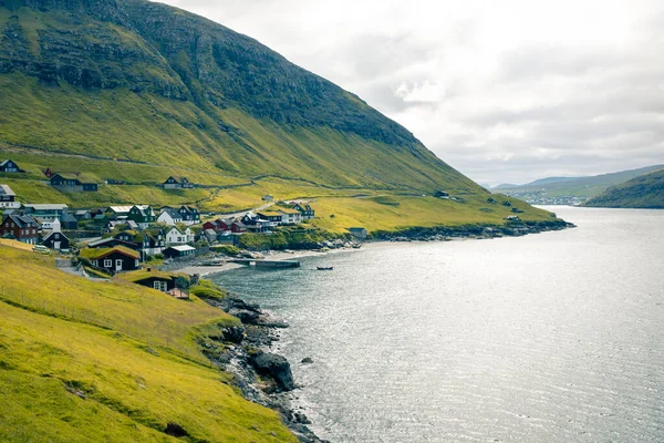 Típicas Casas Con Techo Hierba Montañas Verdes Isla Vagar Islas —  Fotos de Stock