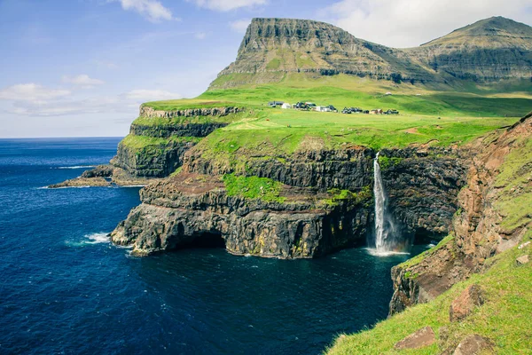 Faroes Cachoeira Mulafossur Aldeia Gasadalur Ilhas Faroé Oceano Atlântico Norte — Fotografia de Stock