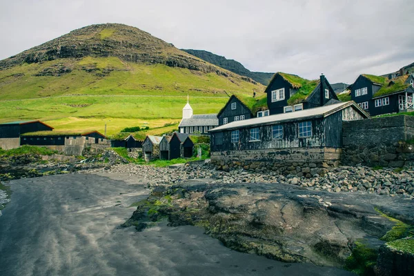典型的な草の屋根の家や緑の山 ヴァガール島 フェロー諸島 デンマーク ヨーロッパ — ストック写真