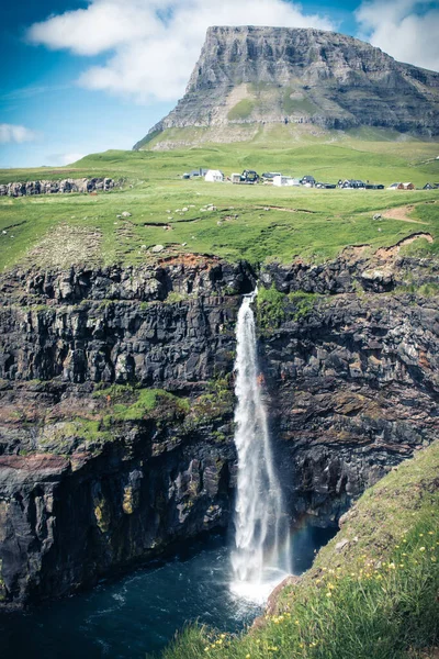 Faroes Cachoeira Mulafossur Aldeia Gasadalur Ilhas Faroé Oceano Atlântico Norte — Fotografia de Stock