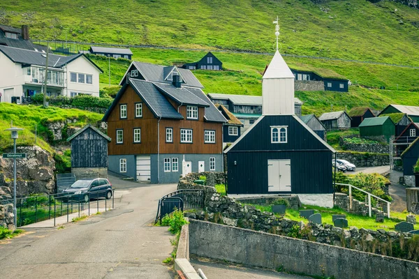 Típicas Casas Con Techo Hierba Montañas Verdes Isla Vagar Islas — Foto de Stock