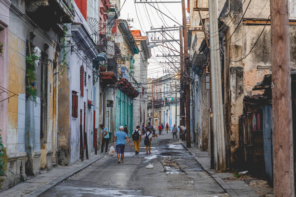 Улица Староместская Гаваны с местными жителями и туристами. Куба. 
