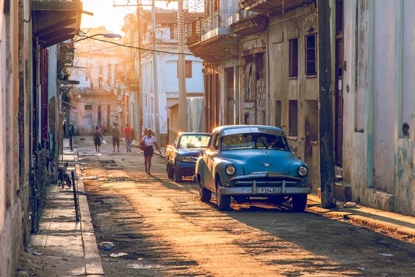 Klasyczne Samochody Hawana Cuba Typowa Scena Miejska Hawany Kolorowymi Budynkami — Zdjęcie stockowe