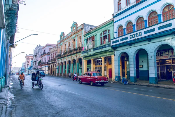 Гавана Куба Класичні Машини Типова Міська Сцена Гавані Барвистими Будинками — стокове фото