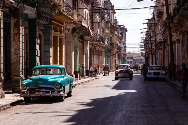 Klasyczne Samochody Hawana Cuba Typowa Scena Miejska Hawany Kolorowymi Budynkami — Zdjęcie stockowe