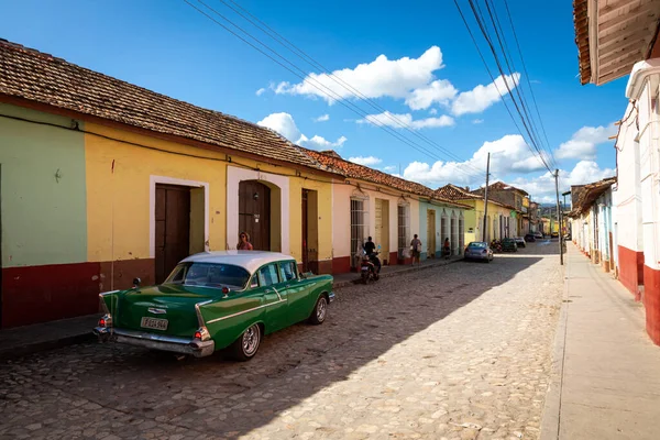 Πολύχρωμα Σπίτια Και Vintage Αυτοκίνητα Στο Τρινιντάντ Κούβα Μνημείο Παγκόσμιας — Φωτογραφία Αρχείου