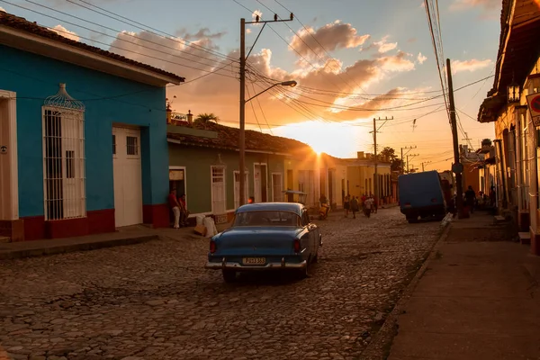 Bunte Häuser Und Oldtimer Trinidad Kuba Unesco Weltkulturerbe Sonnenuntergang — Stockfoto