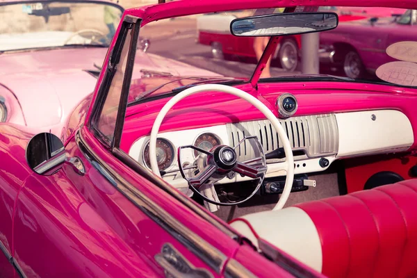 아바나에 고전적 아메리칸카에 과낡은 자동차가 전형적 아바나 — 스톡 사진
