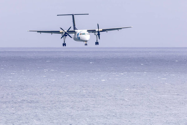 Деревня Вила-ду-Корву и взлетно-посадочная полоса, остров Корву, Азорские острова, Португалия
.