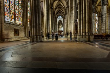 Köln, Almanya - Ağustos 26: Ağustos 26, Köln Katedrali içine yürüyüş yolu 2014 yılında Köln, Almanya. yılında başlamıştır 1248 ve eksiksiz 1880 yılında tamamlandı 