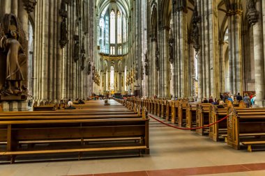 Köln, Almanya - Ağustos 26: Ağustos 26, Köln Katedrali içine yürüyüş yolu 2014 yılında Köln, Almanya. yılında başlamıştır 1248 ve eksiksiz 1880 yılında tamamlandı 
