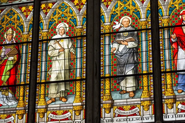 Köln, Deutschland - 26. August 2014: Kirchenfenster mit Pentenmotiv im Dom am 26. August 2014 in Köln — Stockfoto