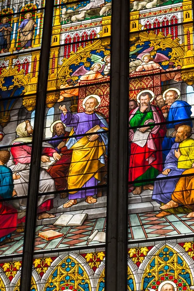 COLÔNIA, ALEMANHA - 26 DE AGOSTO: Janela da igreja de vidro manchado com tema de Pentecostes na catedral em 26 de agosto de 2014 em Colônia — Fotografia de Stock