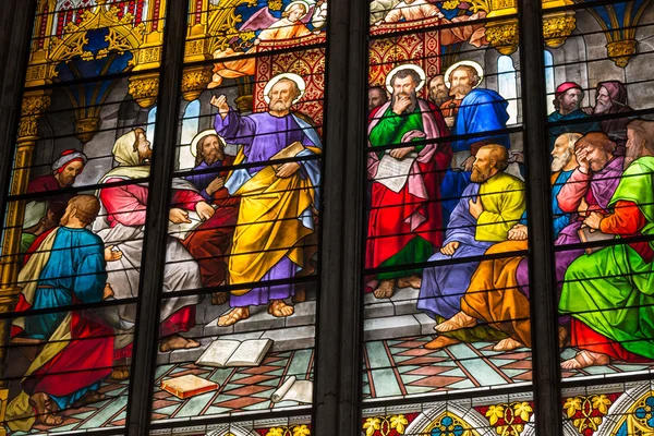 COLOGNE, ALEMANIA - 26 DE AGOSTO: Vidriera con tema de Pentecostés en la catedral el 26 de agosto de 2014 en Colonia — Foto de Stock