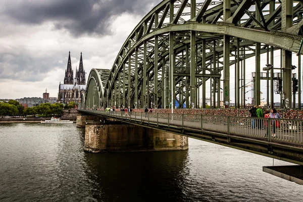 Kölnerdomen och hohenzollern bro, Köln, Tyskland — Stockfoto