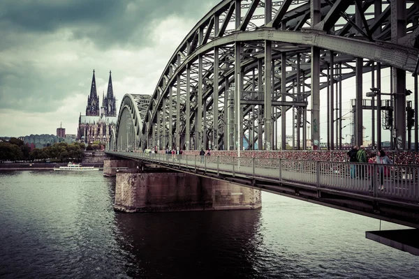 Kolínská katedrála a hohenzollern most, Kolín nad Rýnem, Německo — Stock fotografie