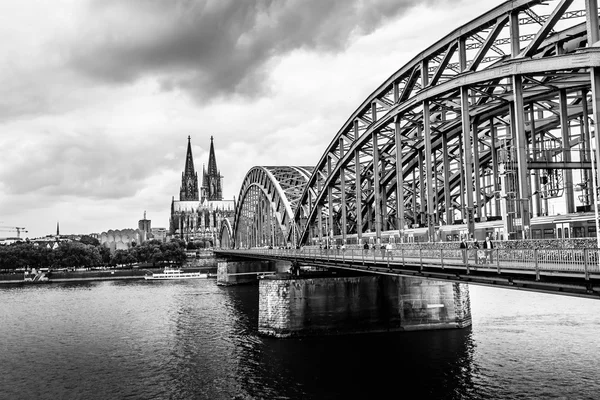 Kölnerdomen och hohenzollern bro, Köln, Tyskland — Stockfoto