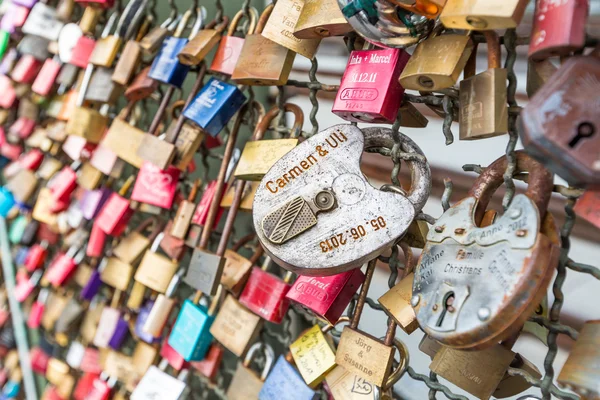 COLÔNIA, ALEMANHA - 26 DE AGOSTO de 2014, Milhares de fechaduras de amor que os namorados fecham à Ponte Hohenzollern para simbolizar o seu amor no dia 26 de agosto em Koln, Alemanha — Fotografia de Stock