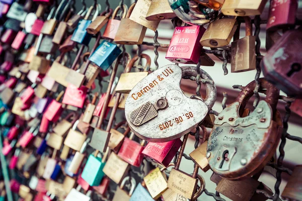 COLÔNIA, ALEMANHA - 26 DE AGOSTO de 2014, Milhares de fechaduras de amor que os namorados fecham à Ponte Hohenzollern para simbolizar o seu amor no dia 26 de agosto em Koln, Alemanha — Fotografia de Stock