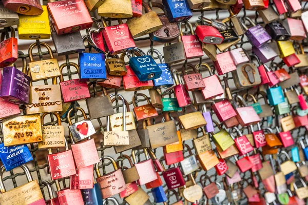 COLÔNIA, ALEMANHA - 26 DE AGOSTO de 2014, Milhares de fechaduras de amor que os namorados fecham à Ponte Hohenzollern para simbolizar o seu amor no dia 26 de agosto em Koln, Alemanha — Fotografia de Stock