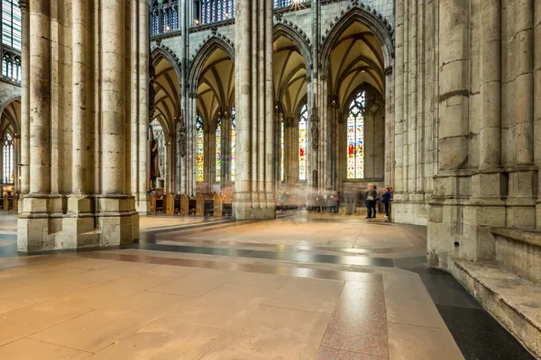 COLÔNIA, ALEMANHA - 26 DE AGOSTO: Caminhe até a Catedral de Colônia em 26 de agosto de 2014, em Colônia, Alemanha. iniciado em 1248 e concluído em 1880 — Fotografia de Stock