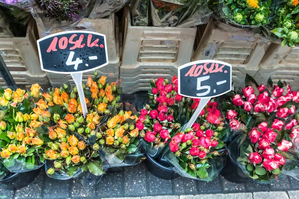 Sonbaharda çiçek buketleri çiftçi tarım pazarında, Almanya — Stok fotoğraf