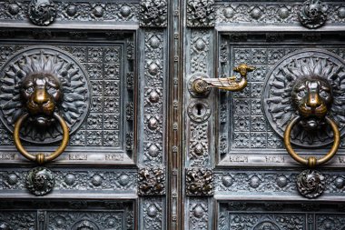 Almanya Köln Katedrali kapısı bir aslan kafası şeklinde bronz tokmağı 