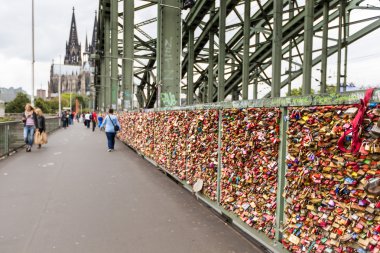 Köln, Almanya - Ağustos 26, 2014, binlerce sembolize sevgilerini üzerinde Ağustos 26, Köln, Almanya hohenzollern köprü hangi sevgililere kilit aşk kilitleri 