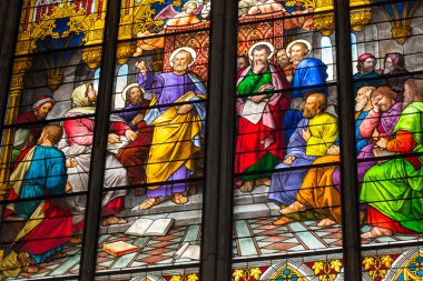 Köln, Almanya - Ağustos 26: kilise vitray pencere üzerinde Ağustos 26, katedral pentecost temalı 2014 yılında Köln