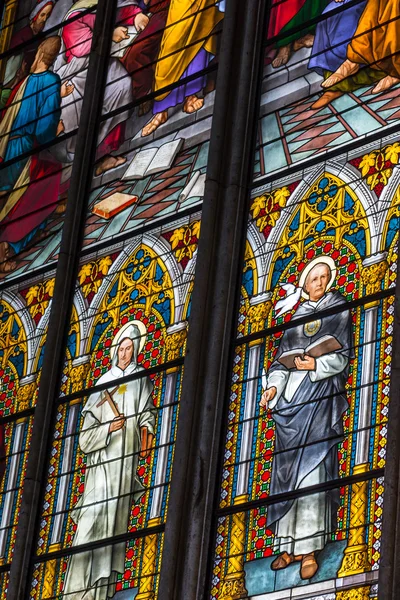COLOGNE, GERMANIA - 26 AGOSTO: vetrata con tema Pentecoste nella cattedrale il 26 agosto 2014 a Colonia — Foto Stock