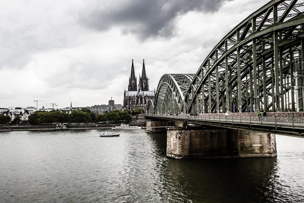 Köln, Tyskland - 26 augusti: Hohenzollern-bron, Kölnerdomen och floden Rhen på 26 augusti, 2014 i Köln, Tyskland — Stockfoto
