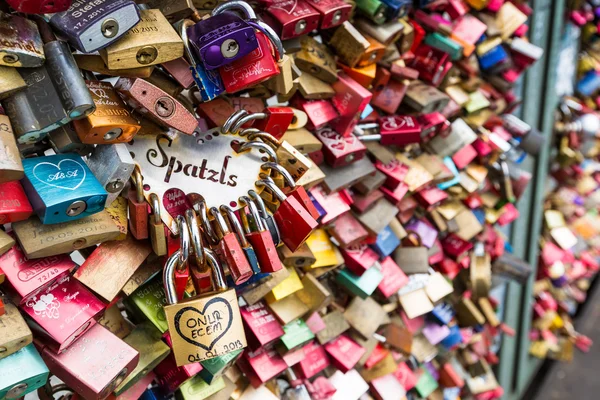 COLOGNE, GERMANIA - 26 AGOSTO 2014, Migliaia di serrature d'amore che adorano chiudere il ponte Hohenzollern per simboleggiare il loro amore il 26 agosto a Koln, Germania — Foto Stock