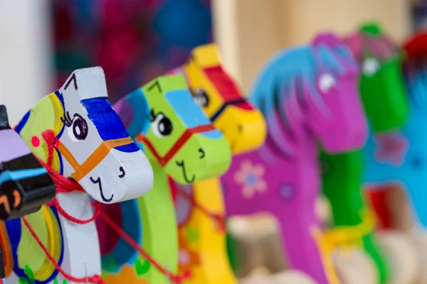 Houten paarden op een marktkraam — Stockfoto