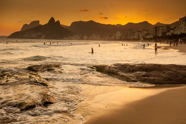 Вид на пляж Ипанема вечером, Бразилия — стоковое фото
