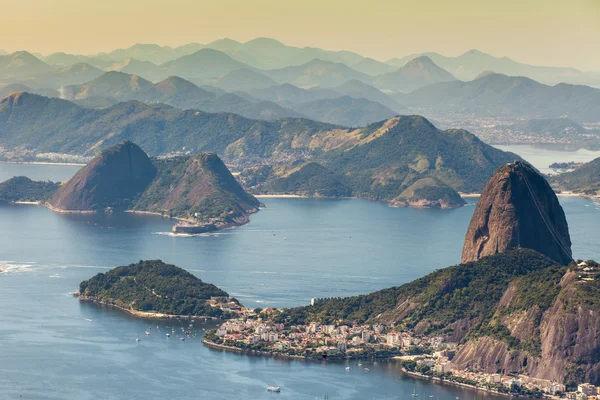 Rio de janeiro, Brazílie. suggar bochník a botafogo beach z corcovado — Stock fotografie