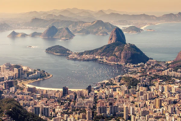 Rio de Janeiro, Brasil. Pão de Açúcar e Praia do Botafogo vista do Corcovado — Fotografia de Stock