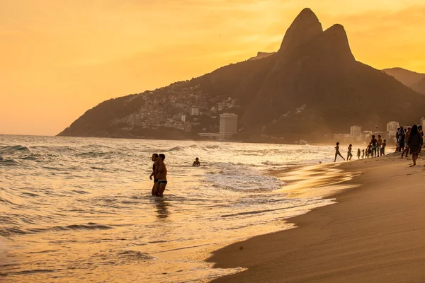 Widok na plażę Ipanema wieczorem, Brazylia — Zdjęcie stockowe