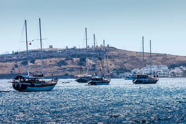 BODRUM, TURQUÍA - 24 de junio de 2014: Vista aérea a la ciudad. Bodrum es famoso por albergar el Mausoleo de Halikarnassus, una de las Siete Maravillas del Mundo — Foto de Stock