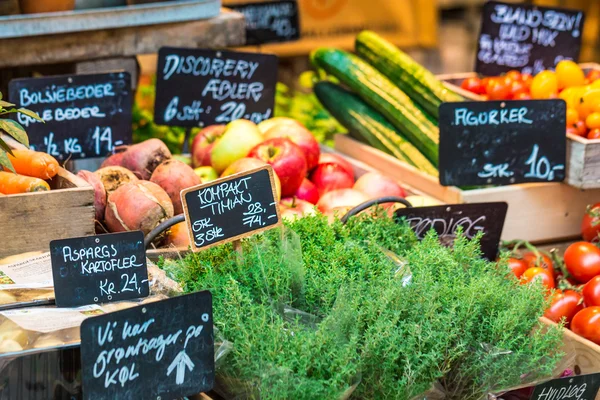 Färska och ekologiska grönsaker på farmers market — Stockfoto