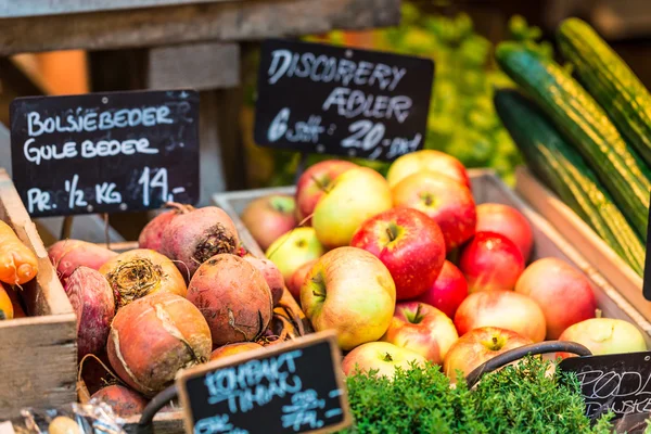 Friss gyümölcsök egy farm piacon, Koppenhága, Dánia. — Stock Fotó