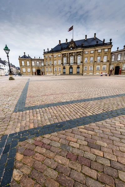 Castello di Amalienborg con statua di Federico V a Copenaghen, Danimarca. Il castello è la casa invernale della famiglia reale danese — Foto Stock