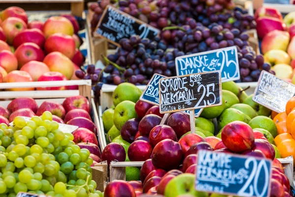 Frutas frescas en un mercado agrícola en Copenhague, Dinamarca . —  Fotos de Stock