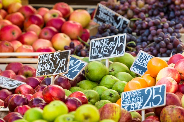 Manzanas verdes y rojas en el mercado local en Copenhague, Dinamarca . —  Fotos de Stock