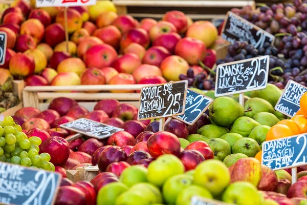 Zelená a červená jablka v místním trhu v Kodani, Dánsko. — Stock fotografie