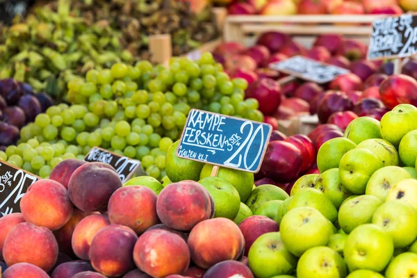 Zöld és piros almát, a helyi piacon, Koppenhága, Dánia. — Stock Fotó