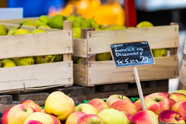 Manzanas verdes y rojas en el mercado local en Copenhague, Dinamarca . —  Fotos de Stock